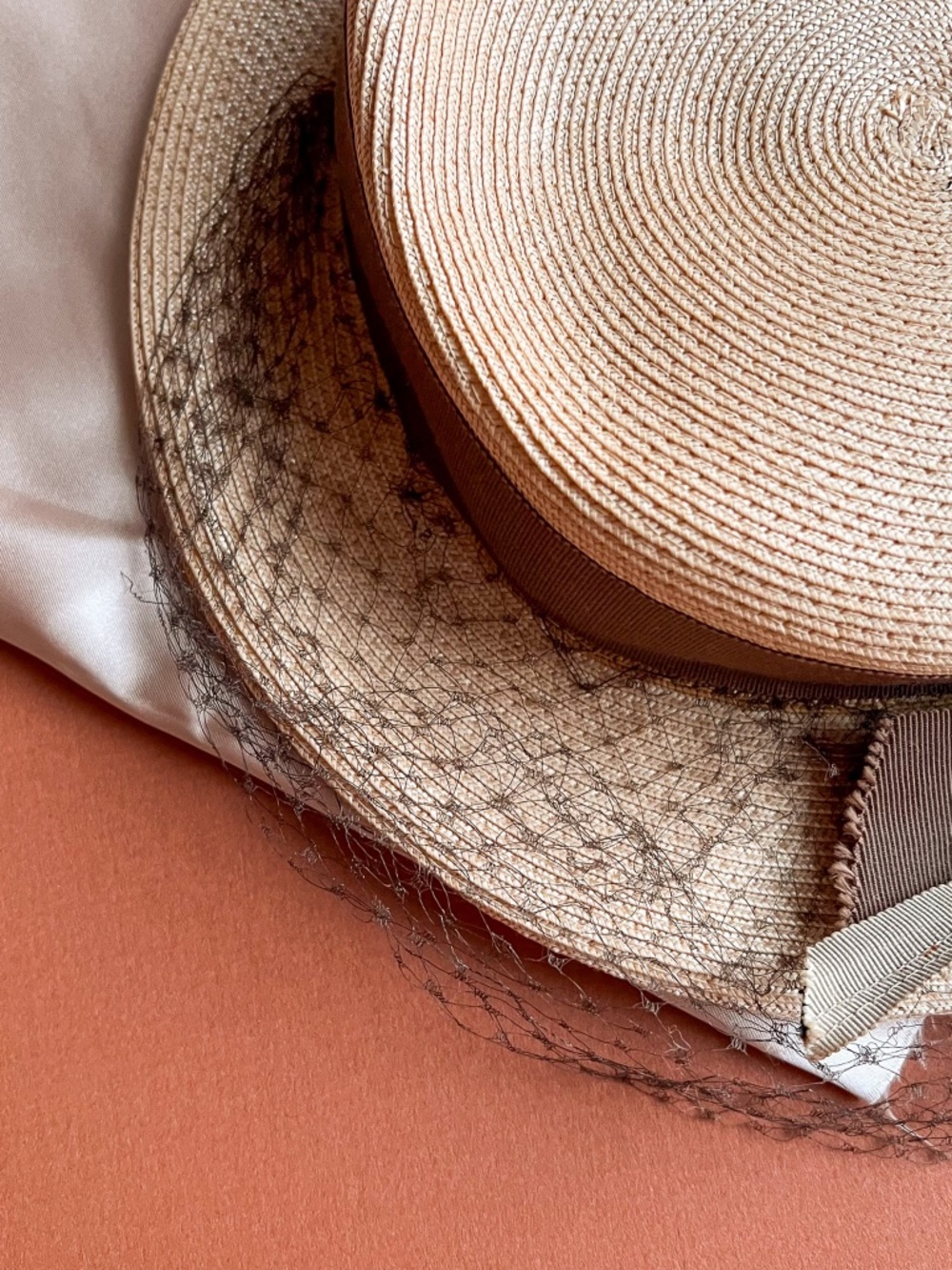 Vintage 1940s Straw Hat With Brown Netting - Picture 4 of 9